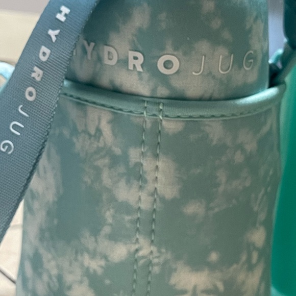Hydro jug with sleeve like new - Picture 3 of 4